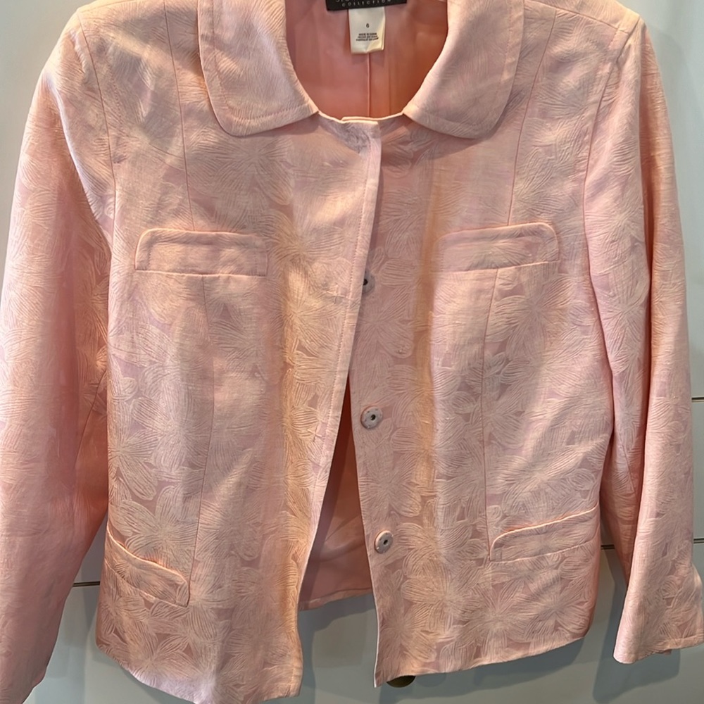 Light weight women’s jacket. Great with jeans or skirt.